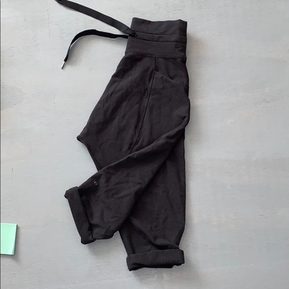 LULULEMON Capri lounge wear size 2 black